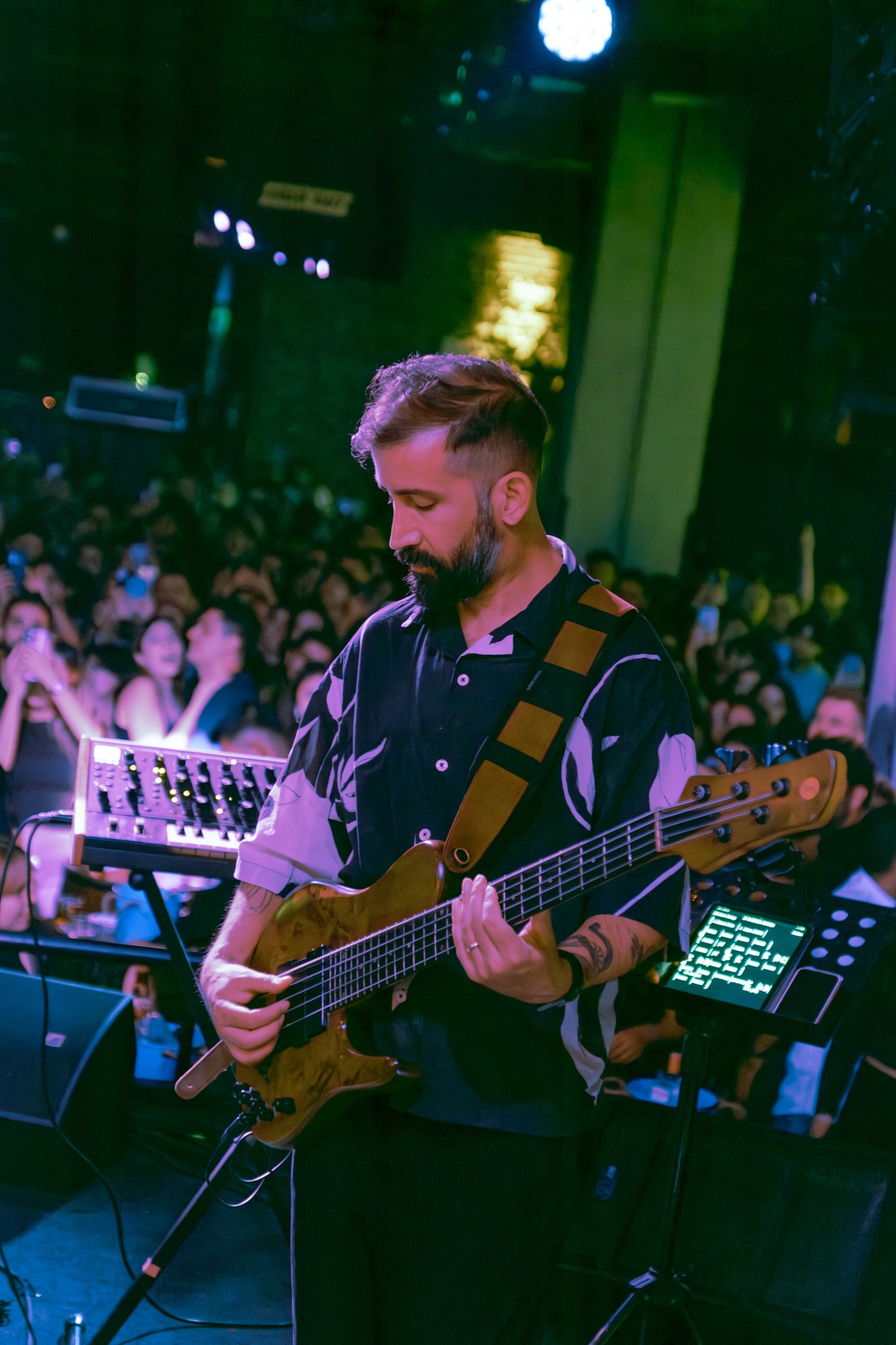 İlker Deliceoğlu bas gitar çalarken