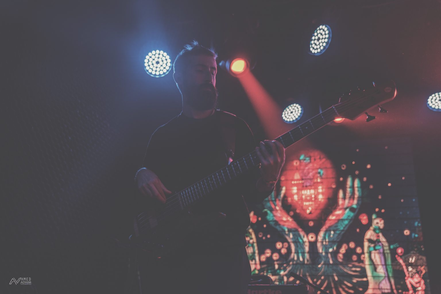 İlker Deliceoğlu sahnede bas gitarla